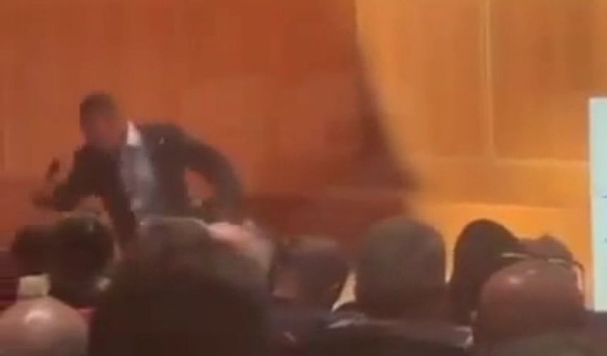 Ali Koç konuşma yaparken sahneden düştü! İşte o anlar...