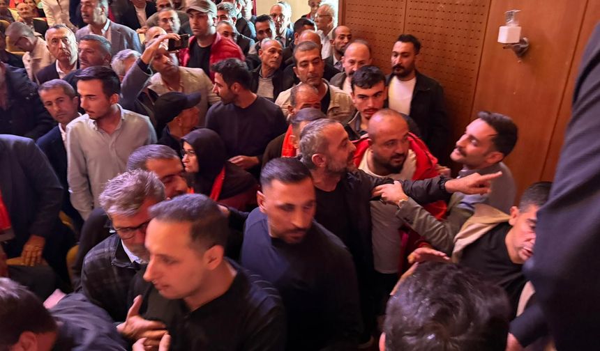 CHP kongresinde gerginlik! Yumruklar havada uçuştu