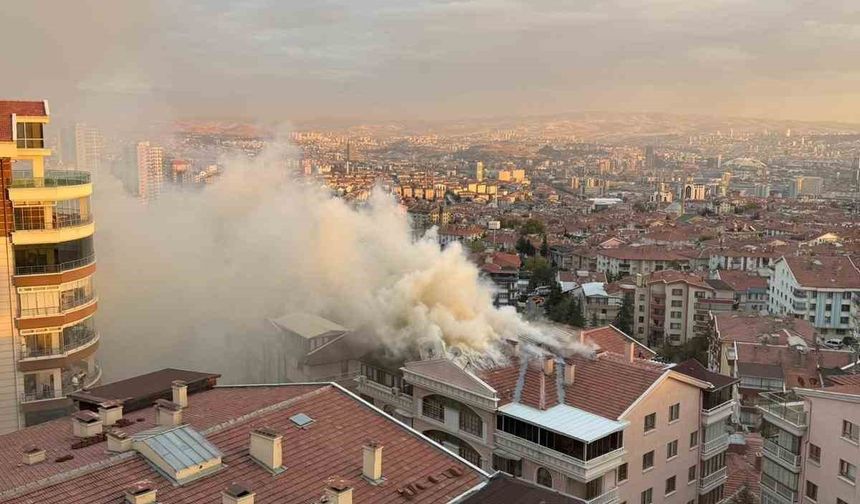 Ankara'da çıkan yangın korkuttu: Çatıdan alevler yükseldi