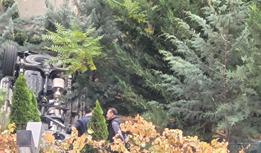 Ankara’da otomobil istinat duvarını aştı: Sürücü şans eseri kurtuldu