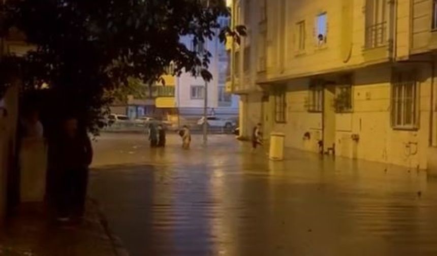 İstanbul’da sağanak kabusu! Esenyurt’ta yollar göle döndü, evler sular altında kaldı