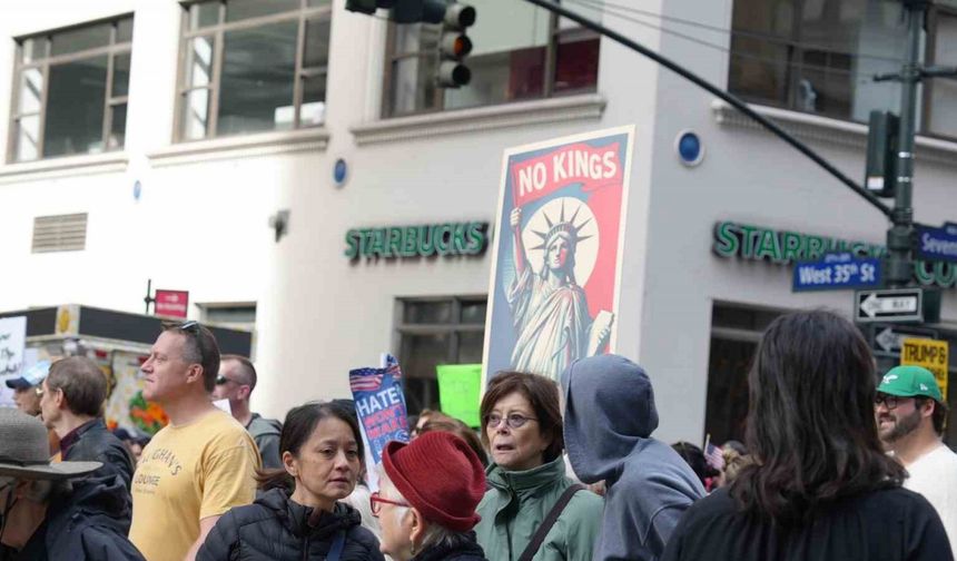 Trump yönetimine büyük protesto: New York'ta "Krallara hayır" sloganları yükseldi