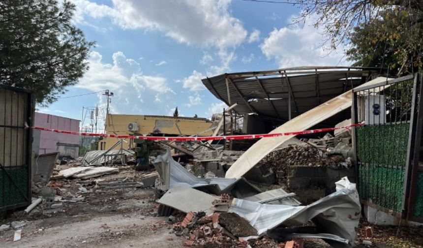İzmir'de tüp bomba gibi patladı, ev yıkıldı: 1'i ağır 2 yaralı