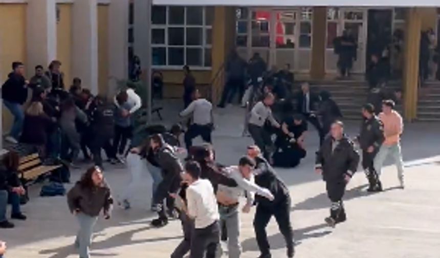 Ankara Üniversitesi’nde kavga çıktı! Öğrenciler arasında tartışma ve kargaşa