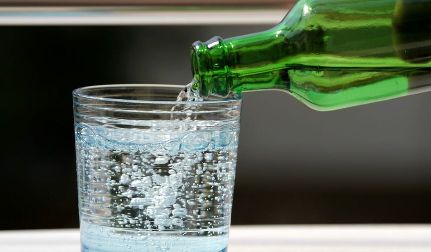 Her gün içiyoruz ama zararları görülmeyecek gibi değil: Uzmanlardan maden suyu uyarısı!