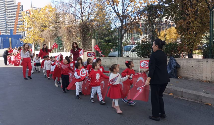 Miniklerden Cumhuriyet Coşkusu: Ankara Marşı Eşliğinde Kortej Yaptılar!