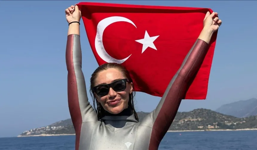 Şahika Ercümen’den Cumhuriyet’in 102. yılına anlamlı rekor: 107 metreye dalarak dünya rekorunu kırdı