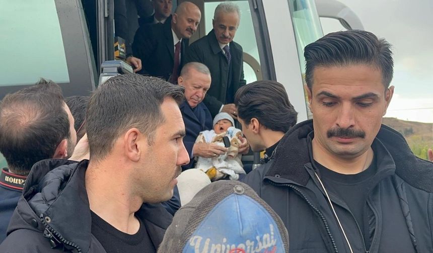 Erdoğan Adıyaman’da konvoyu durdurup 4 aylık bebeği kucağına alıp sevdi