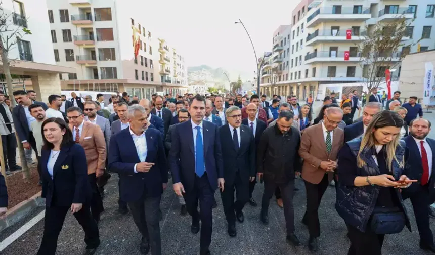 Bakan Murat Kurum tanıttı: Yabancı gazeteciler Hatay’daki yeniden imara hayran kaldı!
