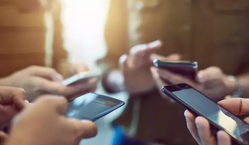 Google ve Samsung’tan dev hamle: Pil ömrünü tüketen uygulamalara görünürlük kısıtlaması geliyor