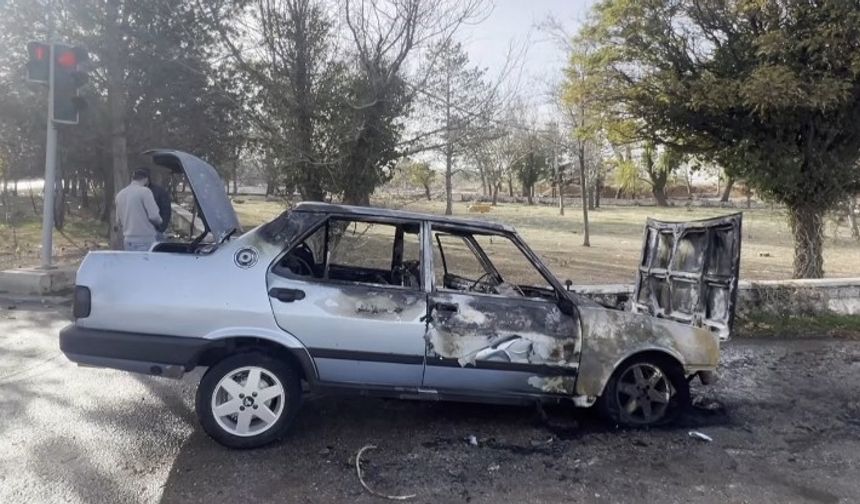 Kırşehir’de otomobil alev aldı: Motor kısmı bir anda tutuştu