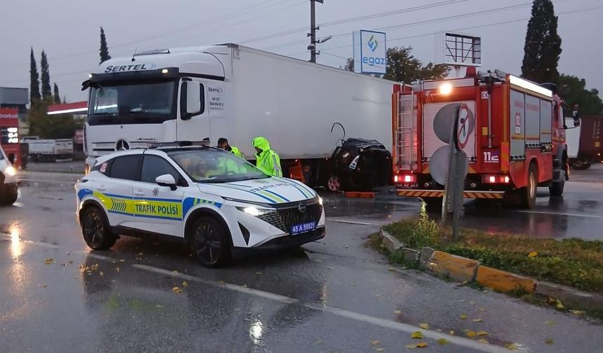 Tırla çarpışan otomobilde can pazarı: İki kişi yaşamını yitirdi