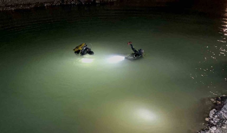 Adıyaman’da kum ocağında kamyonet gölete düştü: Ekipler alarma geçti