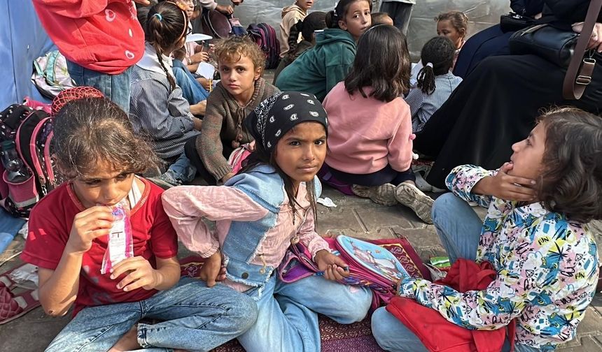 Gazze’de çocuklar bombaların gölgesinde ders başı yaptı!