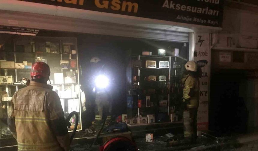 İzmir Aliağa’da cep telefonu aksesuar mağazasında yangın paniği