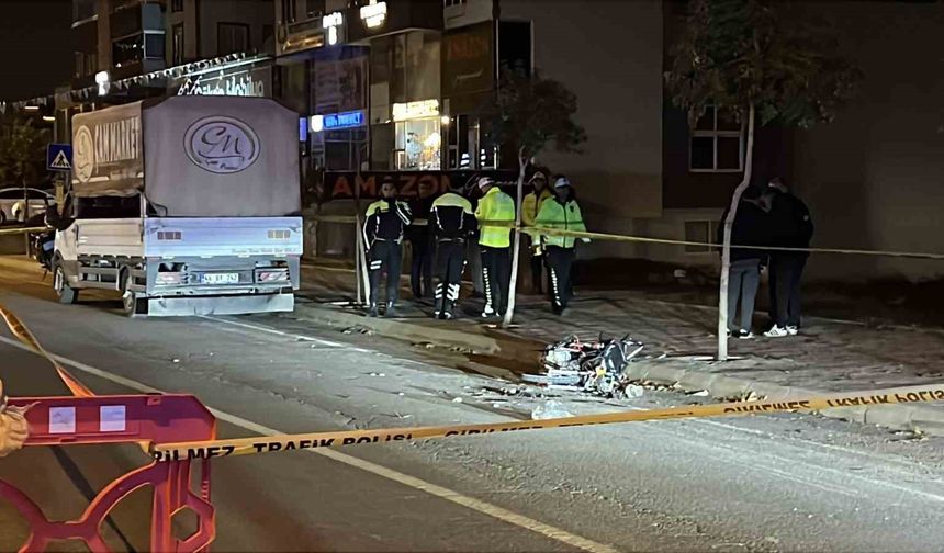 Kahramanmaraş'ta polisten kaçan motosiklet kamyonete çarptı: 1 ölü, 1 yaralı