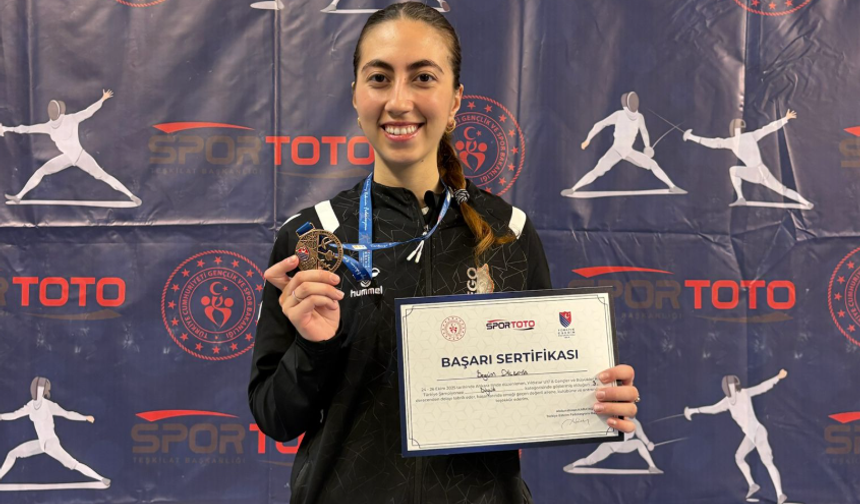 Ankara’daki Büyükler Kadın Kılıç Şampiyonası’nda THKÜ Rüzgarı Esti!