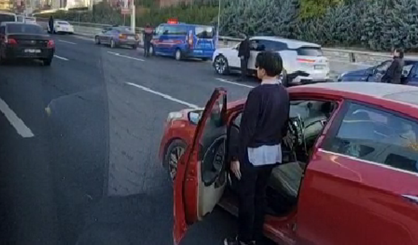 09.05'de Ankara'da hayat durdu: Binlerce vatandaş Ata'ya saygı için araçlarından indi