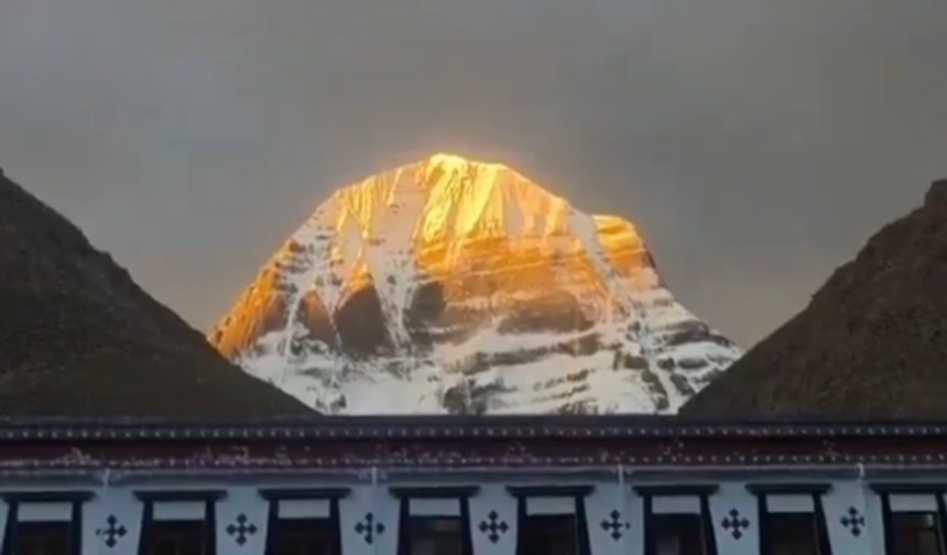 Kailash Dağı gün doğumunda altın renge büründü
