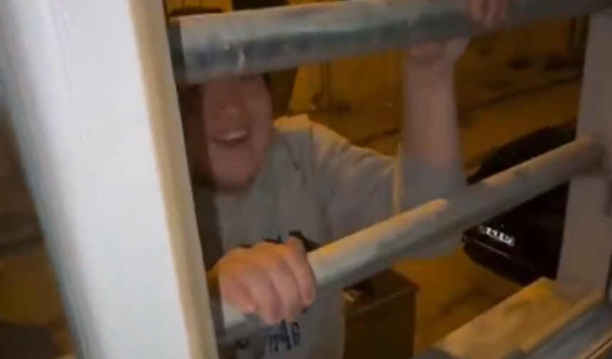 Gece yurda giremeyince tırmandı! Arkadaşlarının tepkisi olay oldu