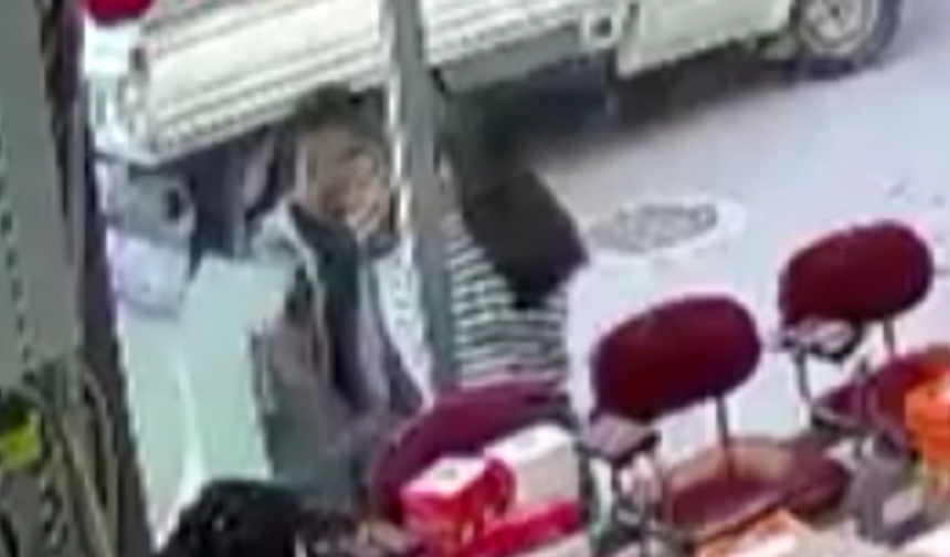 Skandal anlar! 10 suç kayıtlı şüpheli genç kadına saldırdı, iş arkadaşı son anda yetişti