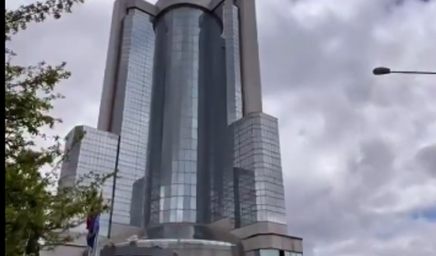 Ankara’da terk edilmiş otelde tehlikeli gezinti! Gençler kameraya aldı