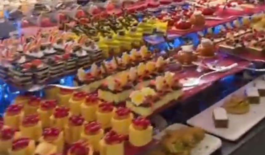 Her şey dahil otelde tatlı çeşitliliği şaşırtıyor! Görenlerin ağzı açık kaldı