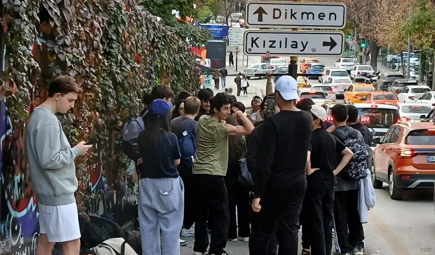 Kızılay tabelasına olan ilgi artarak devam ediyor