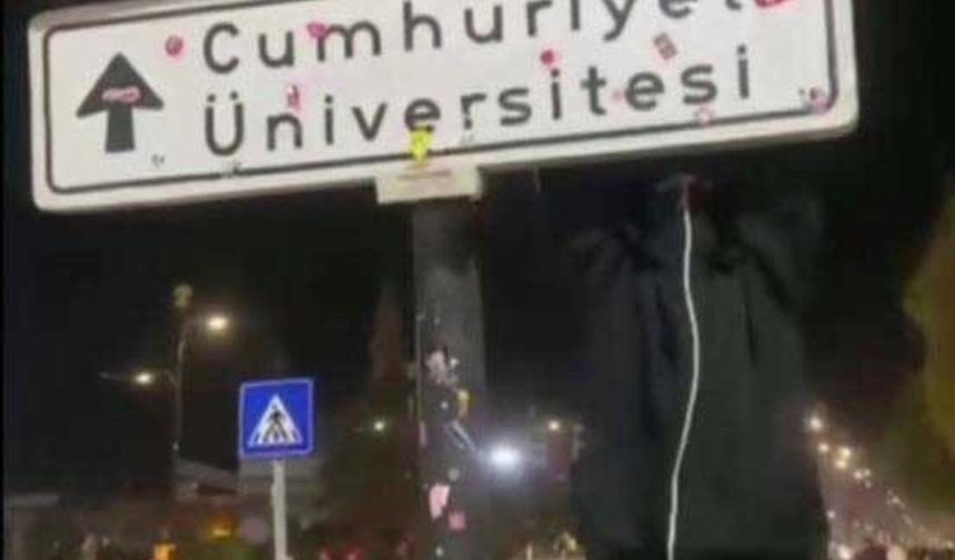 Kızılay’dan Sivas’a uzanan akım: Tabelalara tırmanan gençler sosyal medyayı salladı