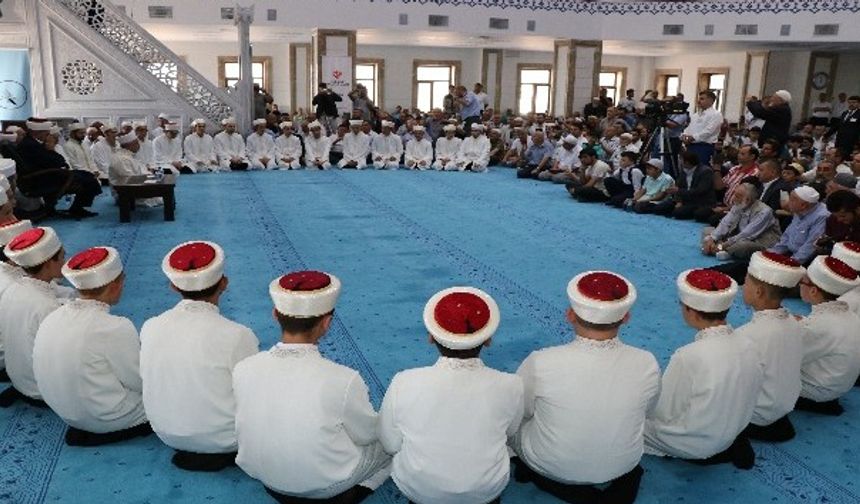 Kur’an Kursu Öğreticisi olma şartları neler? 2025 başvuru tarihleri, maaşlar ve fahri öğretici olma rehberi