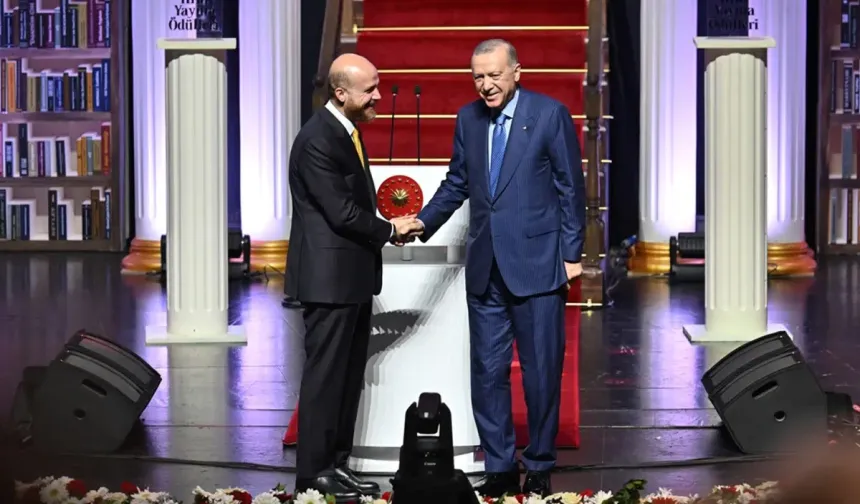 Sahnede duygusal anlar: Bilal Erdoğan Cumhurbaşkanı Erdoğan’ın elini öptü