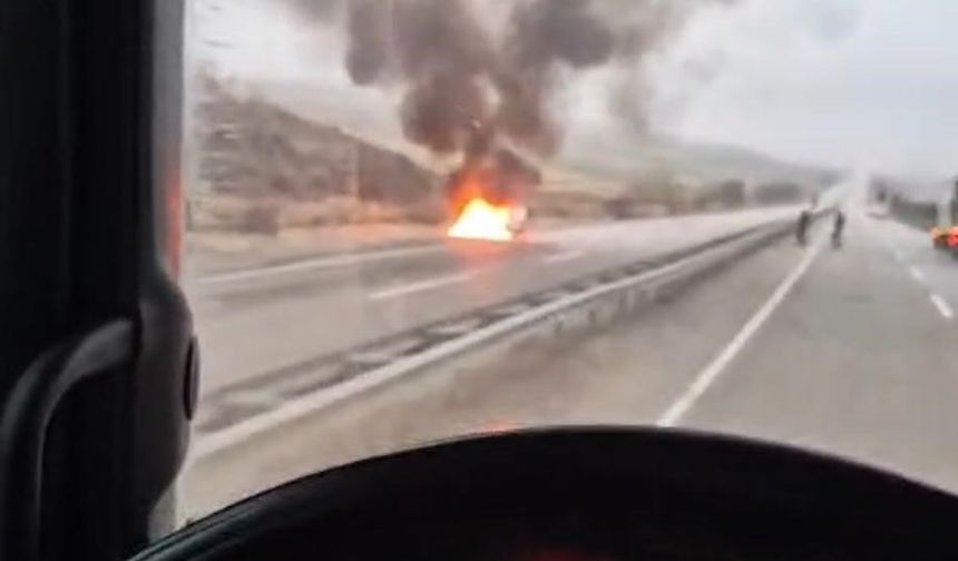 Ankara’da trafikte korku dolu dakikalar! Seyir halindeki otomobil alev topuna döndü