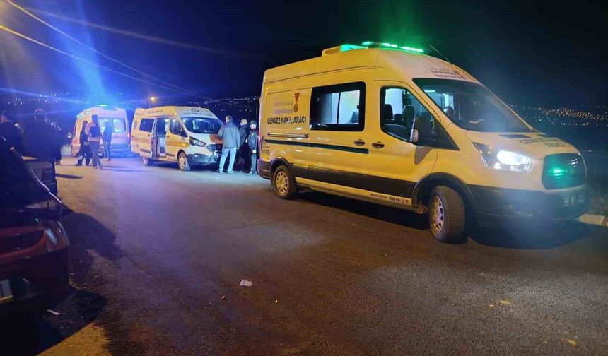 Kendisinden ayrılan kız arkadaşını evine girerken öldürdü!