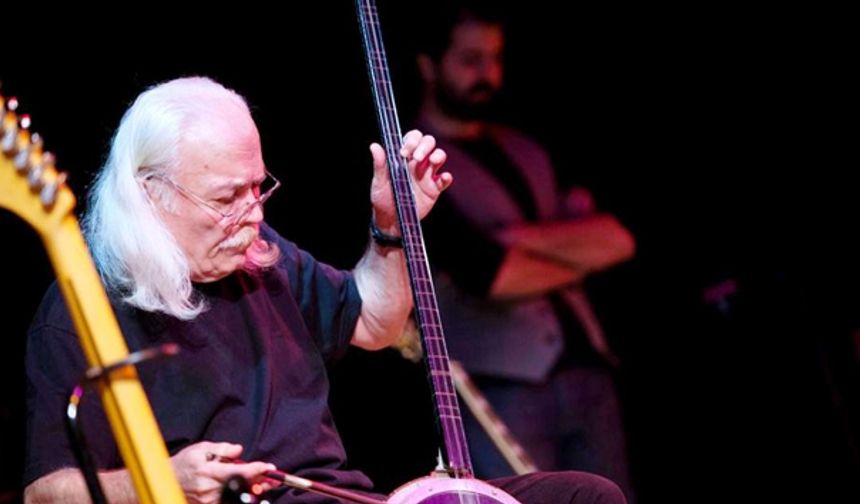 Sanatçı Cahit Berkay kaza yaptı! Kullandığı aracıyla restorana böyle daldı!