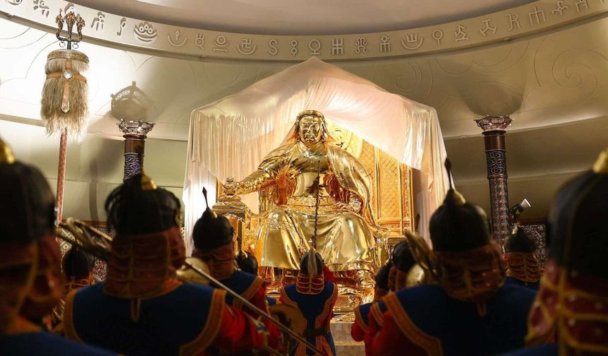 Bu 120 kiloluk heykelin tamamı saf altından yapıldı! Üstelik arkanızı dönmeniz yasak