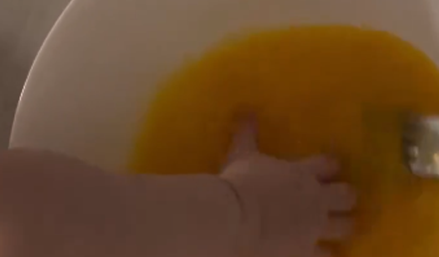 Krep yapımına yardımcı olan minik yardımcı!  Bebeğin görüntüleri ilgi gördü