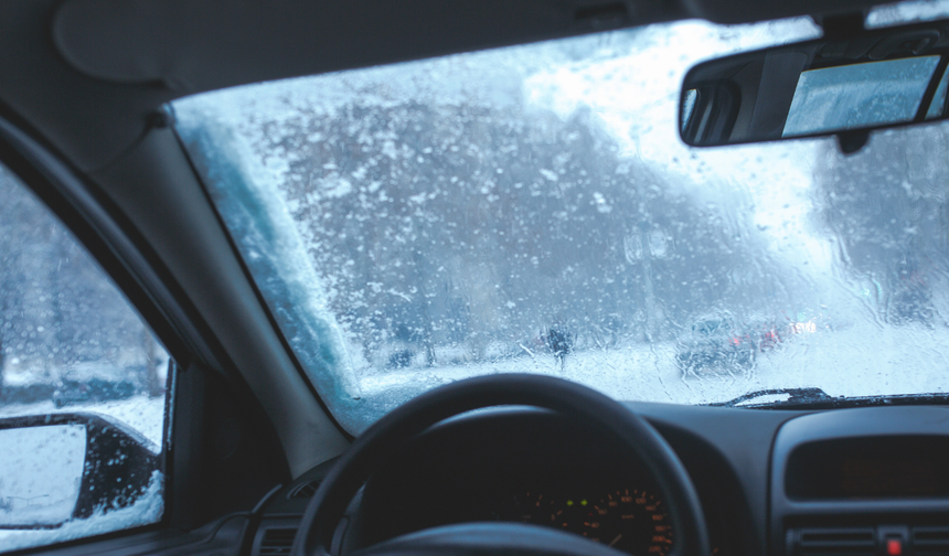 Kış sabahlarının kâbusu tarihe karışıyor: İşte buz tutan camlar için rratik çözüm!