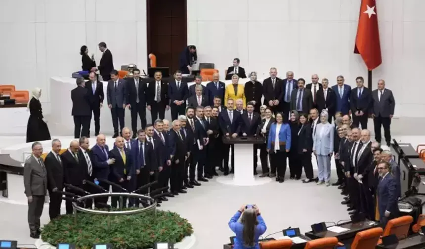 Meclis'te sürpriz anlar! CHP'li vekilin jestine AK Parti sıralarından alkış