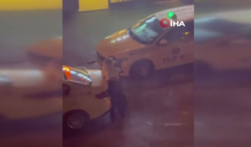 Kadınlar taksi ücreti yüzünden saç başa kavga ettiler!