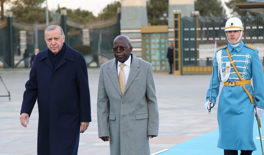 Ankara’daki törende talihsiz anlar: Nijerya Cumhurbaşkanı Tinubu yere düştü!
