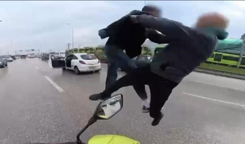 Yol verme tartışmasında sürücüler birbirine uçan tekmeler savurdu!