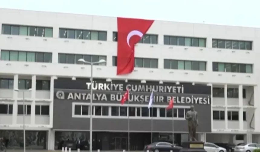 Antalya'da belediyeye rüşvet operasyonu: Başkanın gelini ve 34 kişi hakkında gözaltı kararı!