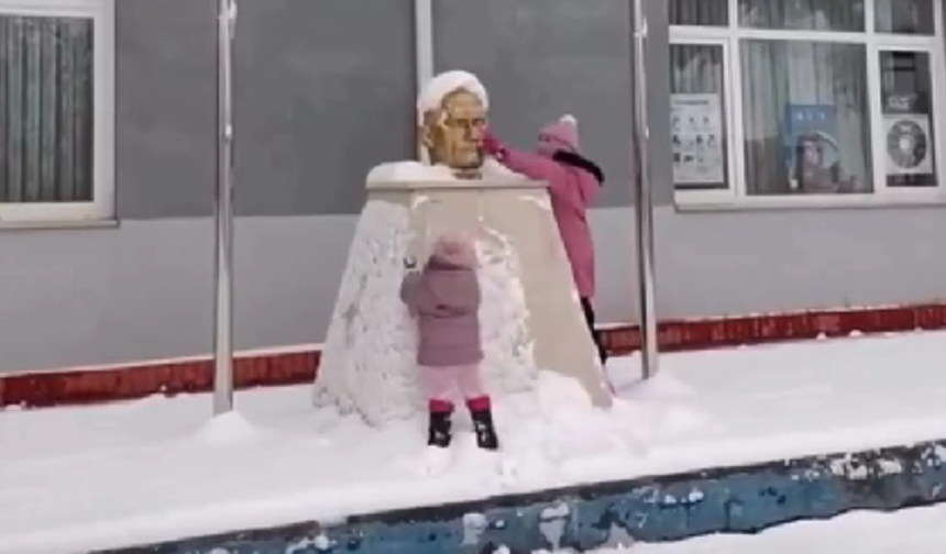 İki minik kardeşten yürek ısıtan hareket: Karla kaplanan Atatürk büstünü böyle temizlediler