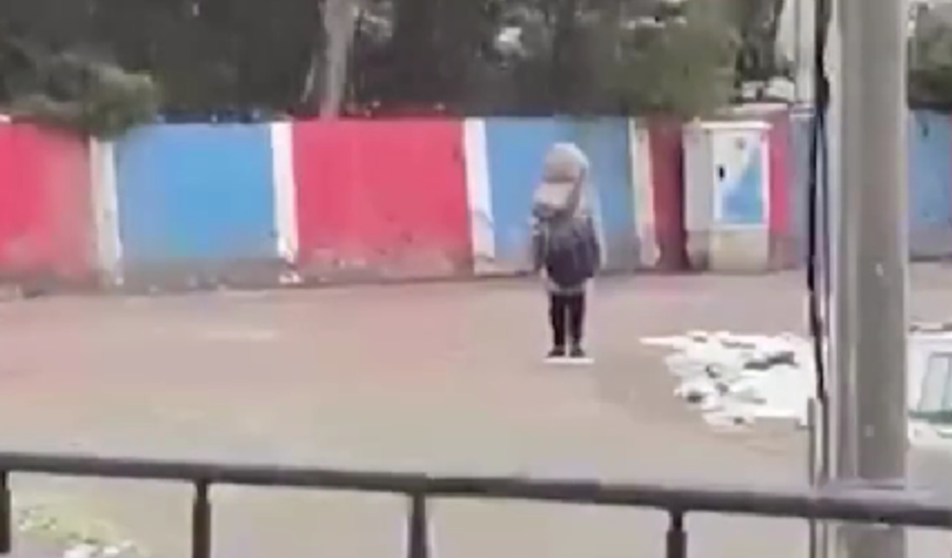 Soğuğa aldırmadı, saygı duruşuna geçti: Minik öğrenci Türkiye'yi duygulandırdı