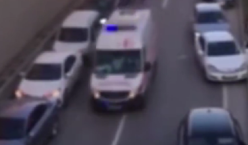 Sürücülerden örnek davranış: Ambulansın sesini duyunca fermuar yöntemiyle yolu açtılar