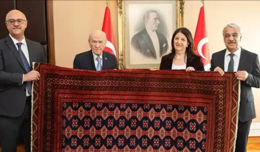 Gündeme bomba gibi düştü: Bahçeli, Öcalan'ın gönderdiği kilimi kabul etti!