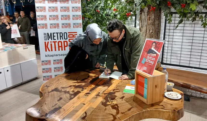 Akademisyen yazar Oytun Erbaş Ankara’da okurlarıyla buluştu