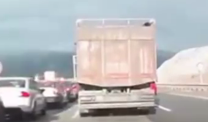 Ankara'da  feci kaza: Otomobil iki araç arasında sıkıştı!