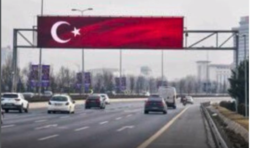 Başkent Ankara kırmızı beyaza büründü: Dev ekranlarda Türk bayrağı