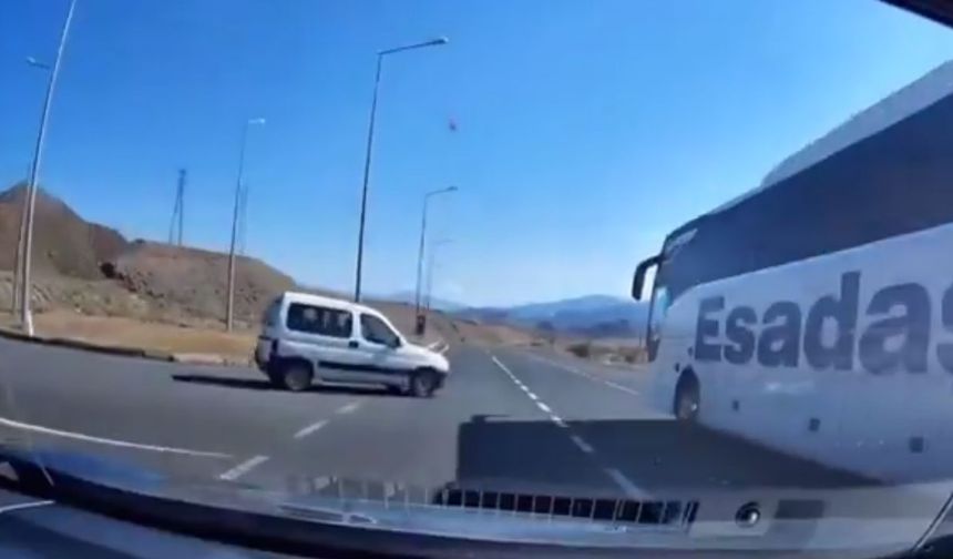 Bir ay Türkiye’de kalan çiftin araç kamerası görüntüleri gündem oldu!